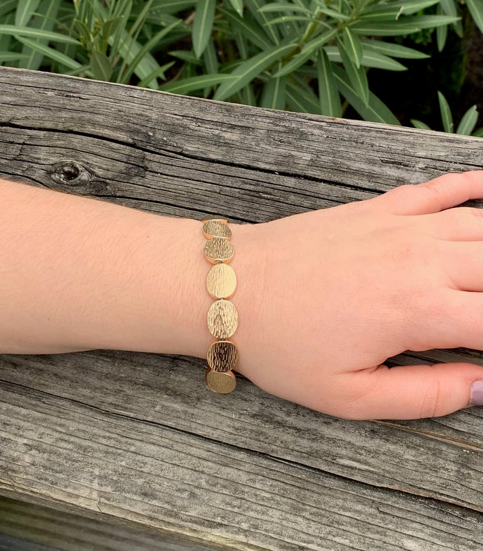 Amber bracelet in gold on model