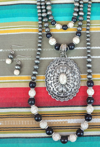 BLACK & WHITE LAY LAKE CONCHO SILVER PEARL NECKLACE AND EARRING SET