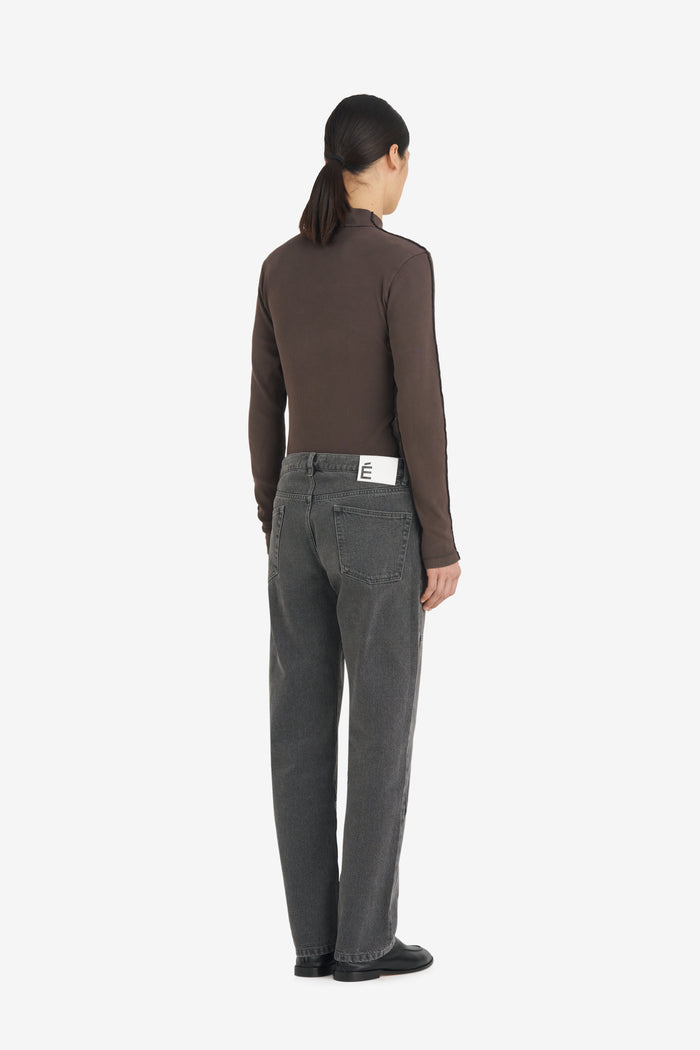 CORNER 42 / GRAY