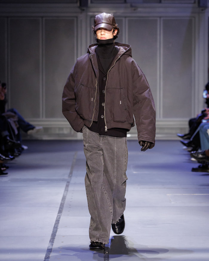 É Leather Cap