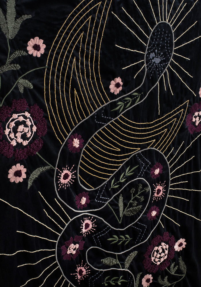 Kobra Embroidered Snake Blanket