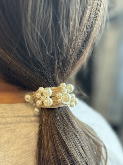 Hair tie with pearls on a person's hair
