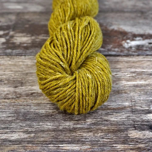 Green skein of yarn on a wooden surface 9802_Frog_On_The_Wall Nua Sport