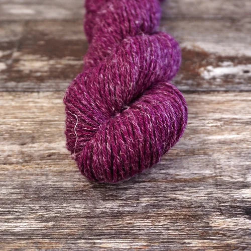 Purple skein of yarn on a wooden surface 9812_Cafe_Flamingo Nua Sport